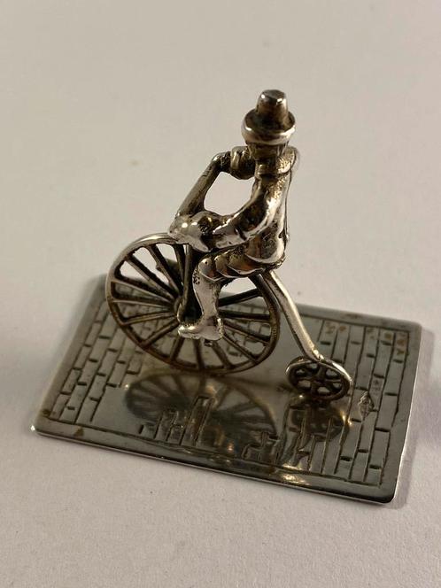 Zilveren miniatuur van fietsende man, Antiek en Kunst, Antiek | Goud en Zilver, Zilver, Ophalen of Verzenden