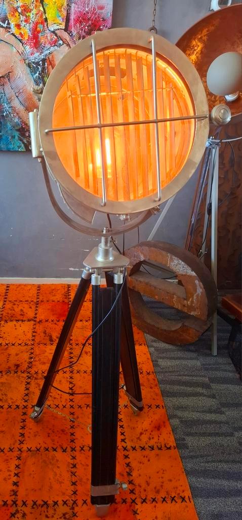 Stoere industriële theatersport op houten driepoot, Huis en Inrichting, Lampen | Vloerlampen, Gebruikt, Minder dan 100 cm, Glas