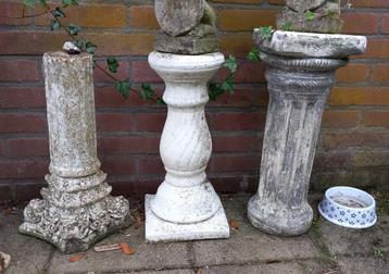 Drie sokkels , zuilen van beton beschikbaar voor biedingen