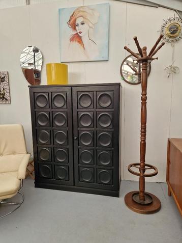Vintage zwarte Brutalist kast met twee deuren, 115cm beschikbaar voor biedingen