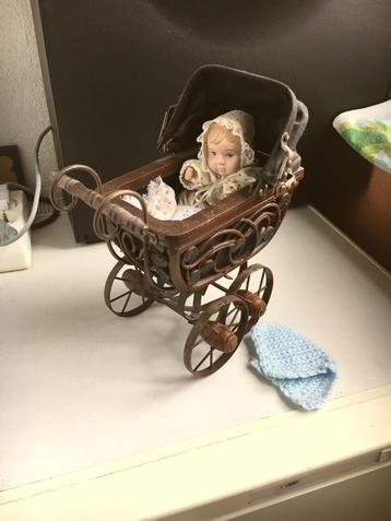 Poppen wagen met porsleinen pop beschikbaar voor biedingen