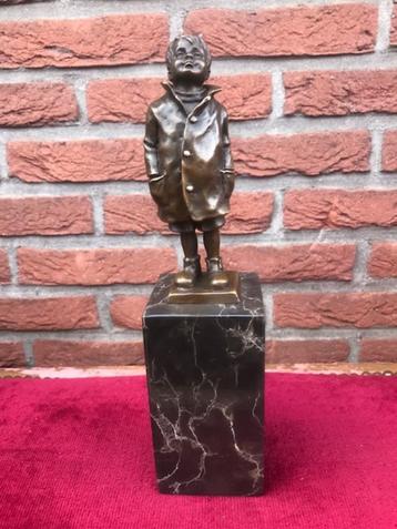 prachtig bronzen beeldje, kleine jongen beschikbaar voor biedingen