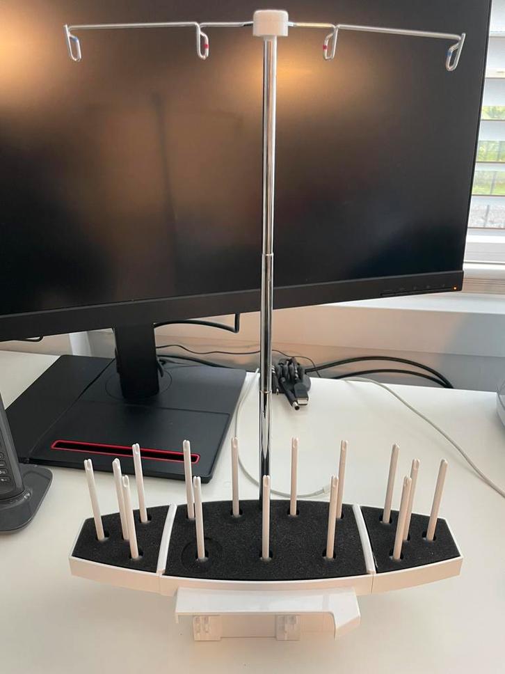 Multigarenkloshouder Bernina, Hobby en Vrije tijd, Naaimachines en Toebehoren, Zo goed als nieuw, Lockmachine, Bernina, Ophalen of Verzenden