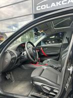 BMW 1-serie 120i sportvelgen-stoelverw-Pano-Automaat-, Auto's, BMW, 65 €/maand, 1295 kg, 4 cilinders, Zwart