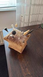 Hoedenspelden op kussen, Ophalen, Dames