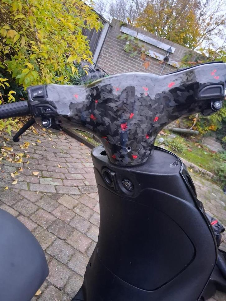 Piaggio ZIP Custom flakes Rood Forged Carbon, Fietsen en Brommers, Scooters | Piaggio, Nieuw, Zip, Benzine, Ophalen of Verzenden