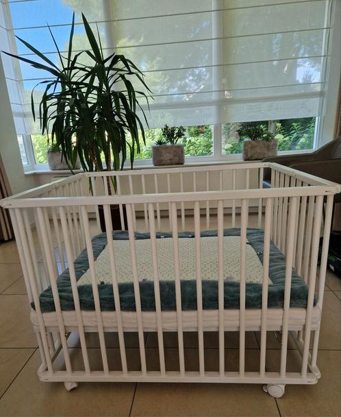Inklapbare box met wieltjes en boxkleed, Kinderen en Baby's, Boxen, Zo goed als nieuw, Rechthoekig, Boxkleed, Wieltjes, Ophalen
