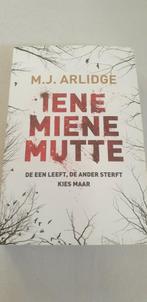 M.J. Arlidge - Iene Miene Mutte, Ophalen of Verzenden, Zo goed als nieuw, Nederland, M.J. Arlidge