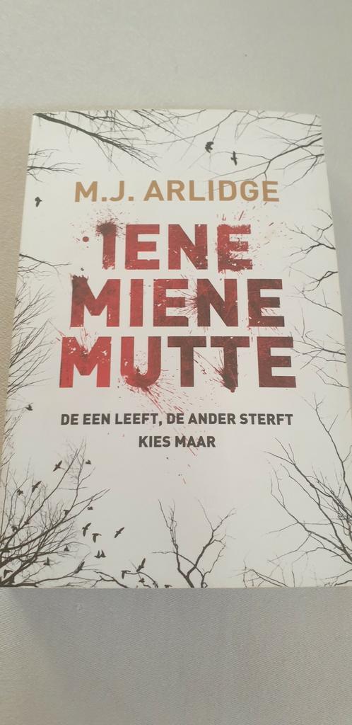 M.J. Arlidge - Iene Miene Mutte, Boeken, Thrillers, Zo goed als nieuw, Nederland, Ophalen of Verzenden
