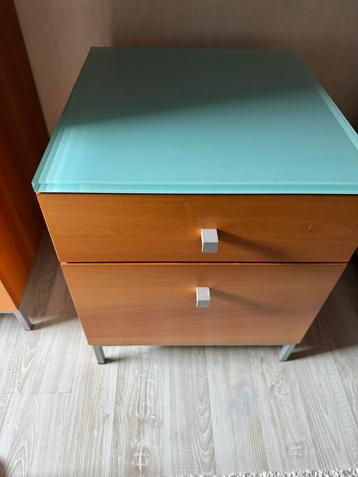Twee nachtkastjes op pootjes beschikbaar voor biedingen