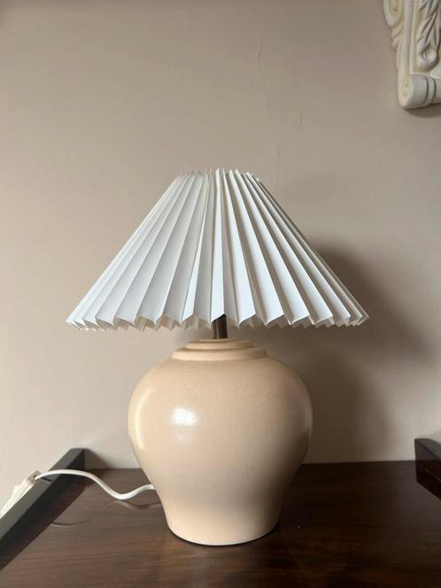 Vintage tafellamp keramiek beige aardewerk plissé kap wit, Huis en Inrichting, Lampen | Tafellampen, Gebruikt, Ophalen of Verzenden