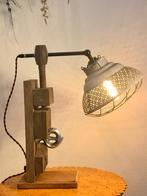 Tafellamp “Houten Klem”, Minder dan 50 cm, Gebruikt, Ophalen of Verzenden, Industrieel , Decoratief, Retro, Home.