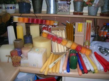 heel veel kaarsen +/- 100 stuks diverse kleuren beschikbaar voor biedingen