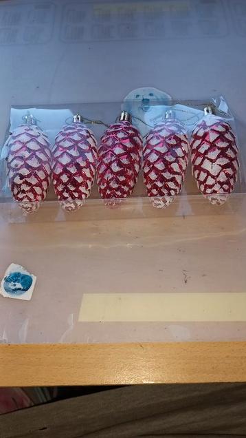 5 kerstballen dennenappels in de kleur rood beschikbaar voor biedingen