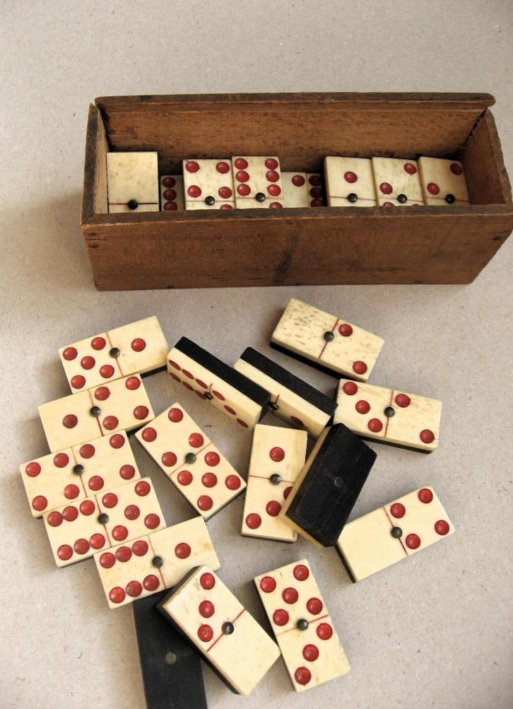 Apart antiek dominospel, been en ebbenhout met rode stippen, Antiek en Kunst, Antiek | Speelgoed, Ophalen of Verzenden