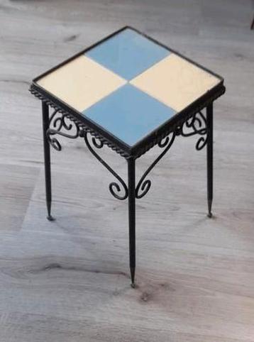 Vintage tafeltje beschikbaar voor biedingen