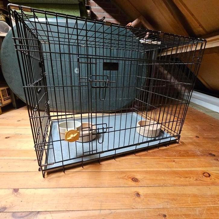 Hondenbench met twee deuren, twee manden etc. In een koop, Dieren en Toebehoren, Hondenbenches, Zo goed als nieuw, Ophalen