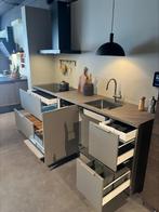 Showroomkeuken Kvik Bordo Grey X Veda – incl. Electrolux app, Ophalen, Dubbelwandige keuken, Zo goed als nieuw, Kunststof