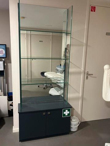 Vitrinekast met glazen achterwand beschikbaar voor biedingen
