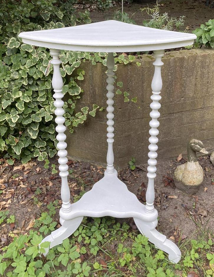 Brocante oud wit houten hoektafeltje - bijzettafeltje, Huis en Inrichting, Tafels | Bijzettafels, Gebruikt, Overige vormen, 60 cm of meer