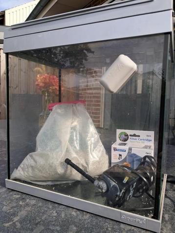 Klein aquarium voor binnen (ongeveer h*b*d = 42*36*23) beschikbaar voor biedingen