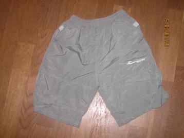 Legergroene bermuda maat 140  beschikbaar voor biedingen