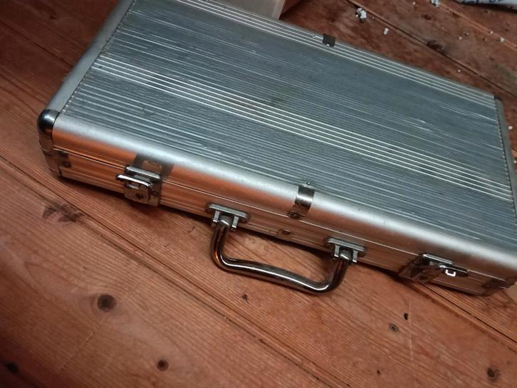 Compleet Poker Set met Koffer + DrankSchaak en THC the game, Hobby en Vrije tijd, Gezelschapsspellen | Bordspellen, Zo goed als nieuw