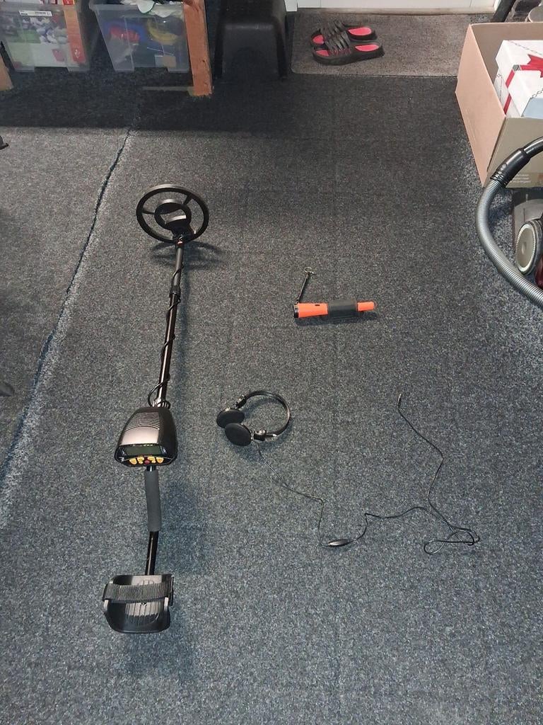 Metaaldetector bijna niet gebruikt inclusief accesoires, Hobby en Vrije tijd, Metaaldetectors, Zo goed als nieuw, 30 cm of minder