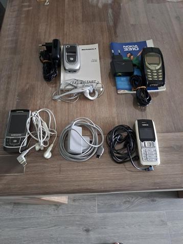 Partij oude mobiele telefoons. beschikbaar voor biedingen