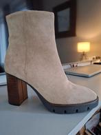 Mandfield Freeflex taupe suède enkellaarsjes, Beige, Lage of Enkellaarzen, Ophalen of Verzenden, Zo goed als nieuw