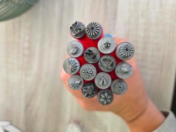 Diverse nagelspullen beschikbaar voor biedingen