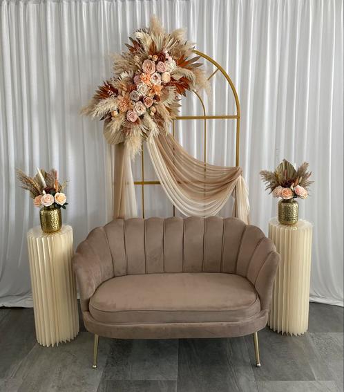 TE HUUR: Backdrop Pampas Peach  met beige/taupe bruidsbank, Hobby en Vrije tijd, Feestartikelen | Verhuur, Zo goed als nieuw, Ophalen of Verzenden