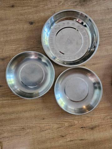 Drie schalen RVS keukenbenodigdheden beschikbaar voor biedingen