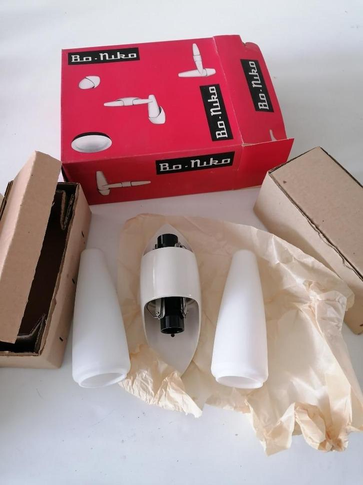BO NIKO wandlamp wit met 2 lichtpunten nw in de doos, Antiek en Kunst, Antiek | Lampen, Verzenden