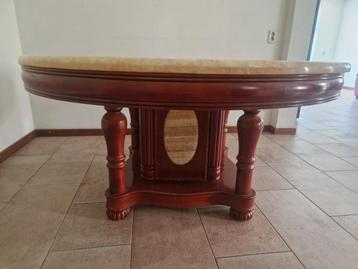 Marmeren tafel beschikbaar voor biedingen