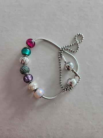 Pandora ESSENCE armbanden en bedeltjes beschikbaar voor biedingen