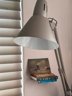 Staande lichtgrijze metalen vloerlamp, Huis en Inrichting, Lampen | Vloerlampen, Ophalen, Gebruikt, 150 tot 200 cm