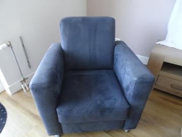 te koop  blauwe fauteuil beschikbaar voor biedingen