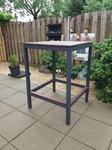 Sta tafel  80 x 80 x 110.     aluminium + Hardhout. beschikbaar voor biedingen