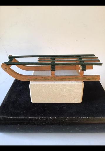 Kleine houten slee, gedeelte groen gekleurd, poppenhuis hout beschikbaar voor biedingen