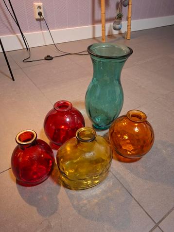 Collectie van 5 kleurrijke glazen vazen beschikbaar voor biedingen