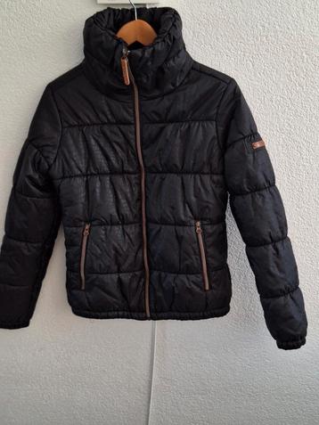 June- D zwarte winterjas, hoge kraag, mt s/ 36 beschikbaar voor biedingen