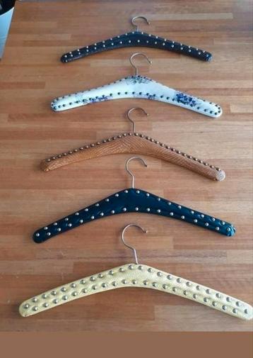 Vintage kleerhangers  beschikbaar voor biedingen