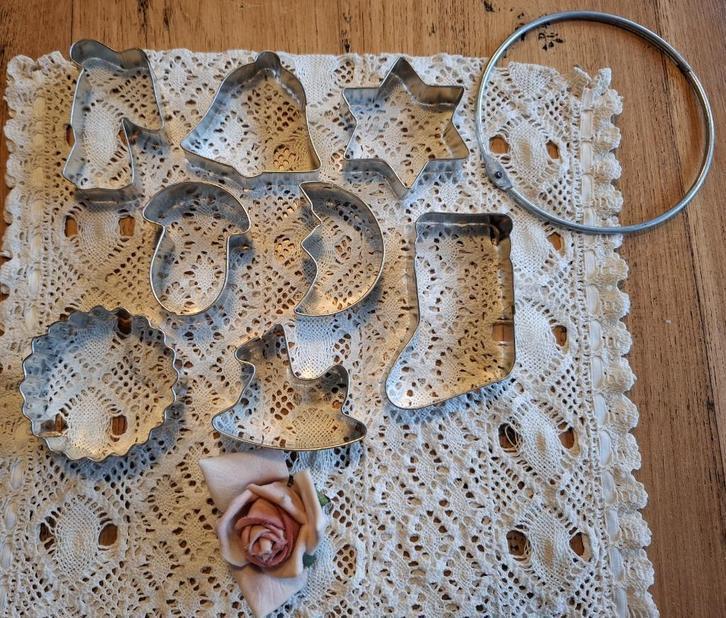 Brocante hanger met 8 uitsteekvormpjes , KERST, Diversen, Kerst, Gebruikt, Ophalen of Verzenden