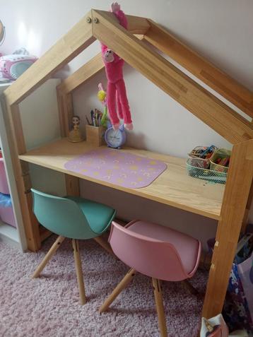 Superleuk bureau met 2 stoeltjes.  beschikbaar voor biedingen