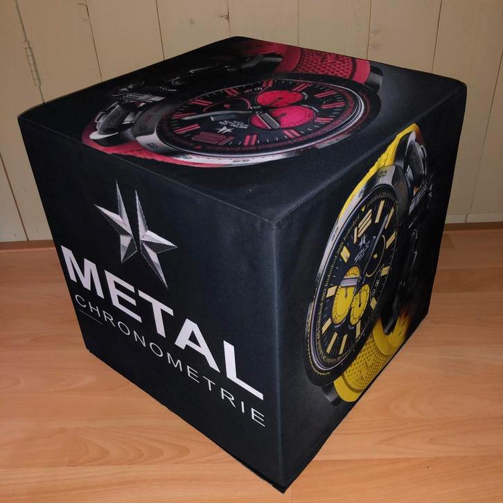 Leuke poef met horloge design, Huis en Inrichting, Banken | Voetenbanken en Poefen, Zo goed als nieuw, 50 tot 75 cm, Minder dan 50 cm