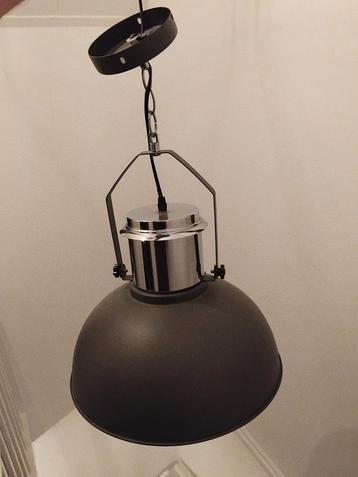 Industiële hanglamp beschikbaar voor biedingen
