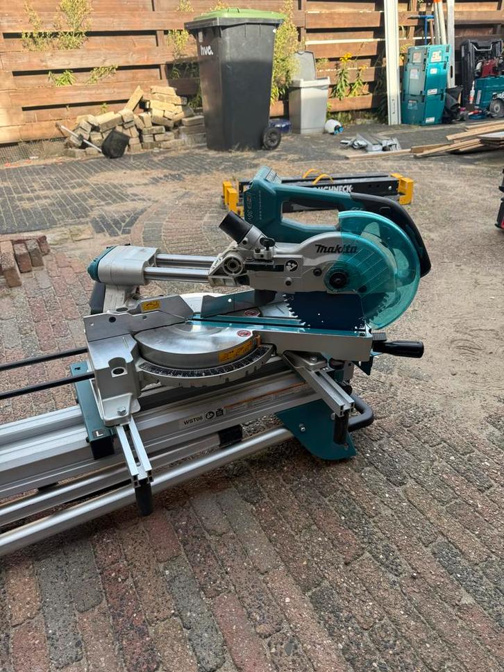 Makita DLS714 Afkortzaag - Accu Zaagmachine, Doe-het-zelf en Verbouw, Gereedschap | Zaagmachines, Gebruikt, Afkortzaag, Minder dan 600 watt