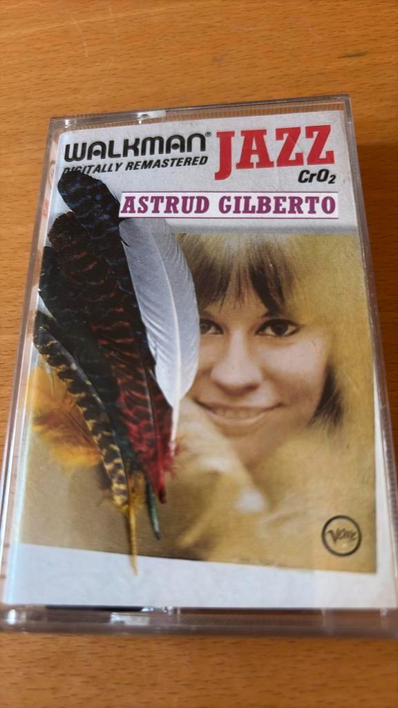 Astrud Gilberto muziek cassette Walkman jazz 16 tracks, Cd's en Dvd's, Cassettebandjes, Gebruikt, Origineel, Jazz en Blues, 1 bandje