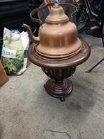 Antieke koperen theepot op houten standaard, Antiek en Kunst, Ophalen of Verzenden